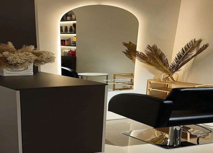 Espejo estilizado de Prettysalon en Rancagua, O'higgins, CL con decoración elegante y moderna.
