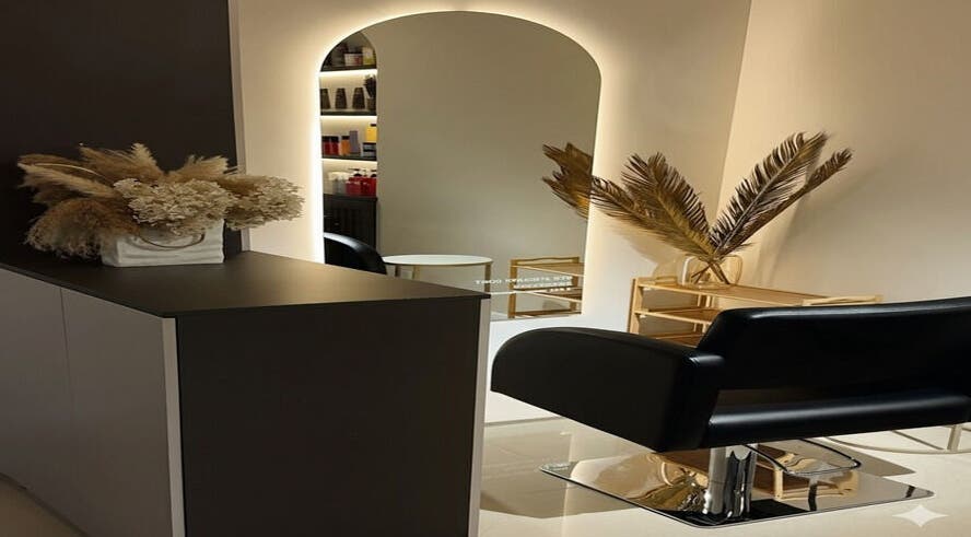Interior de Prettysalon en Rancagua, O'higgins, CL, mostrando espejo iluminado y decoración elegante.