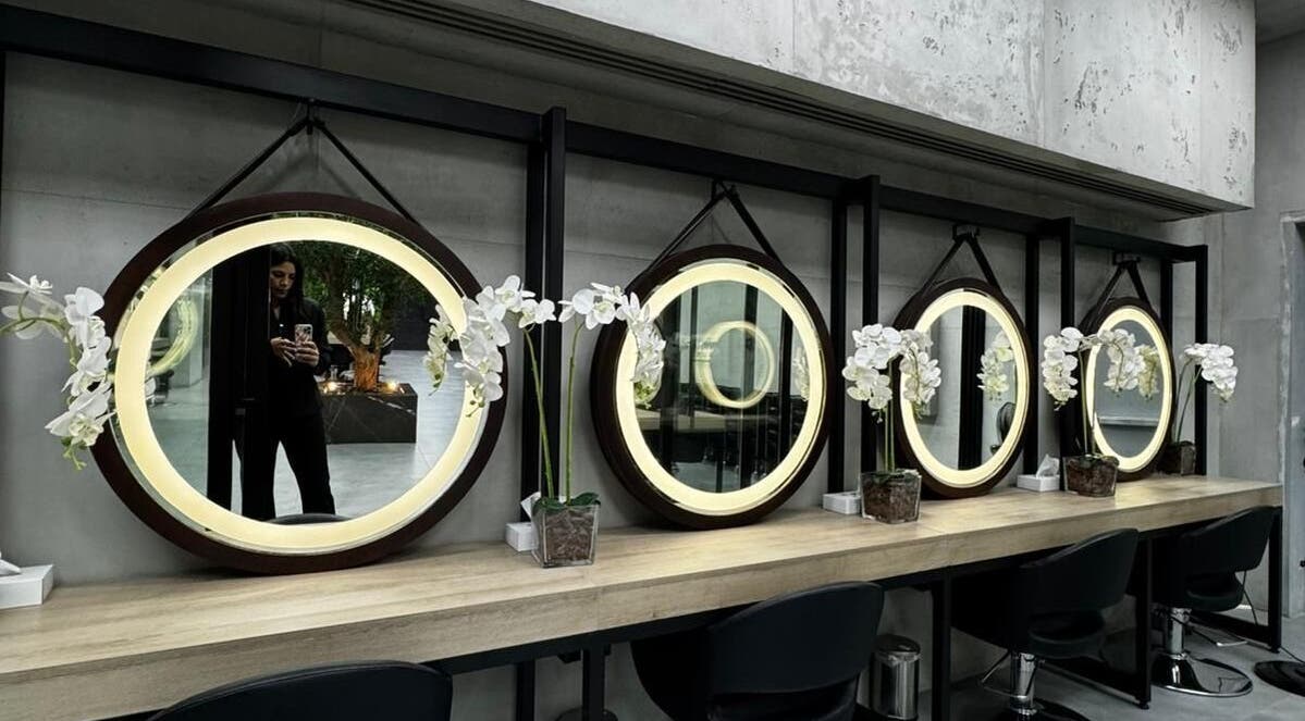 مرآة دائرية مضاءة في صالون برازيل ستوديو - الرياض، الرياض، المملكة العربية السعودية