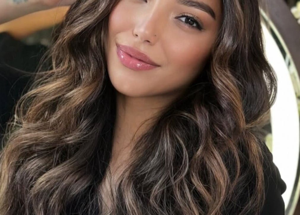 امرأة بشعر لامع بأناقة في Brazil Studio Salon - Khobar، الخبر، المنطقة الشرقية، السعودية.