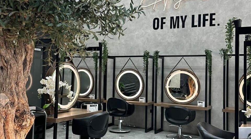 مرآة جميلة وإضاءة دائرية في Brazil Studio Salon - Khobar، الخبر، المنطقة الشرقية، السعودية.