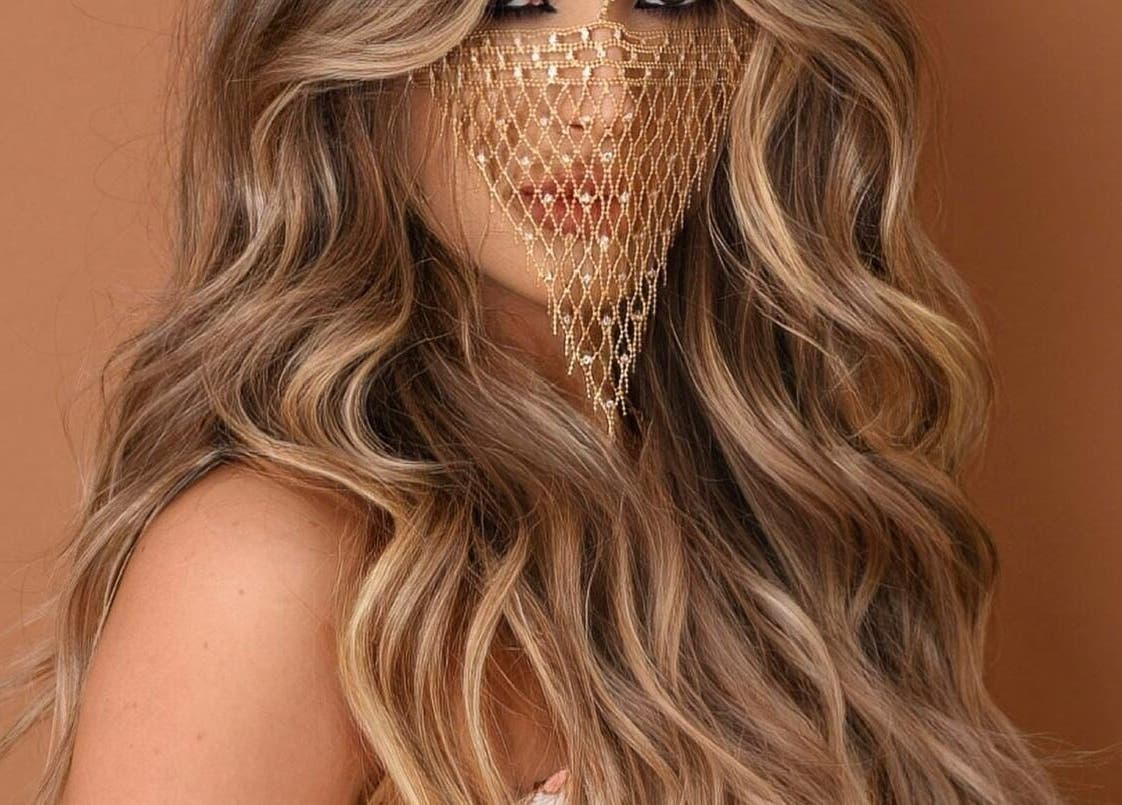 تسريحة شعر مموجة مع شبكة ذهبية في Brazil Studio Salon - Khobar، الخبر، الشرقية، السعودية.