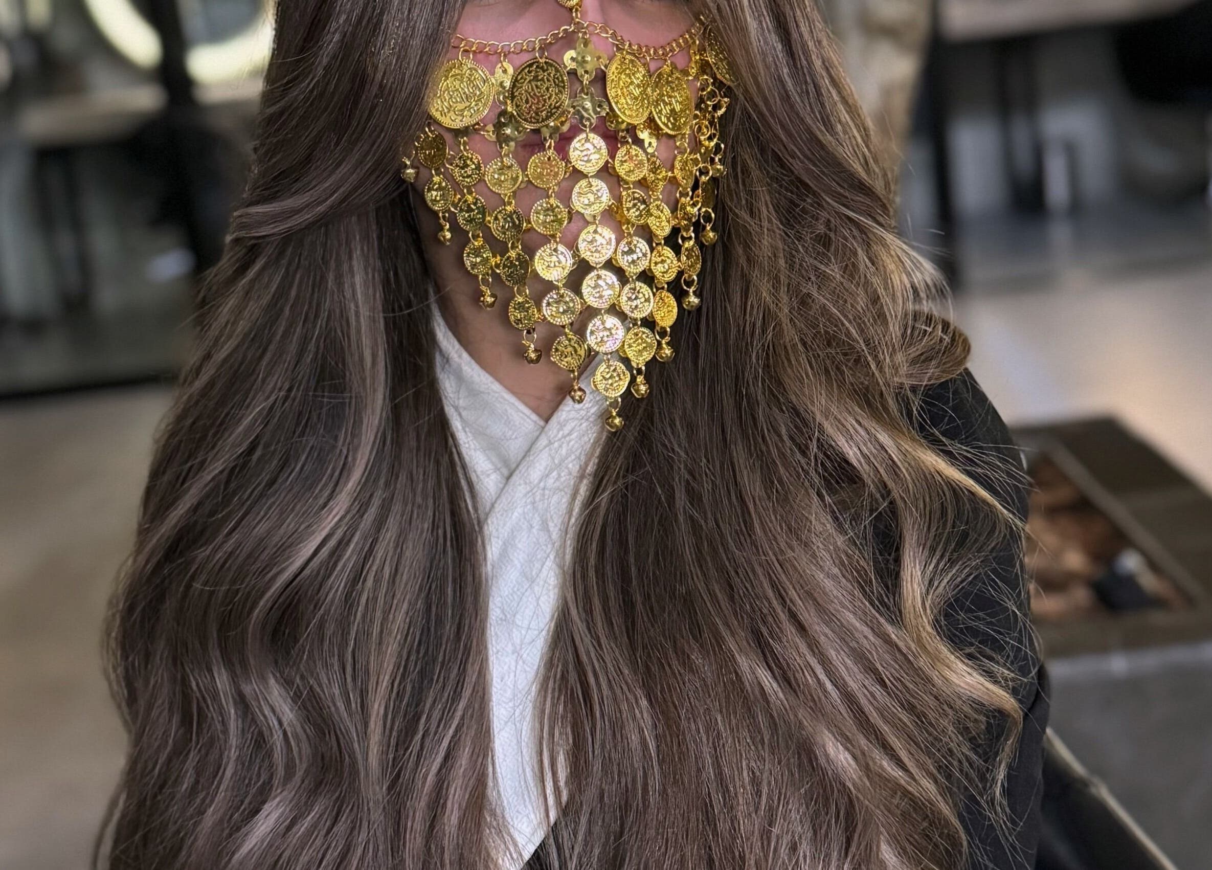 تسريحة شعر أنيقة وقلادة ذهبية في Brazil Studio Salon - Khobar، الخبر، الشرقية، السعودية.