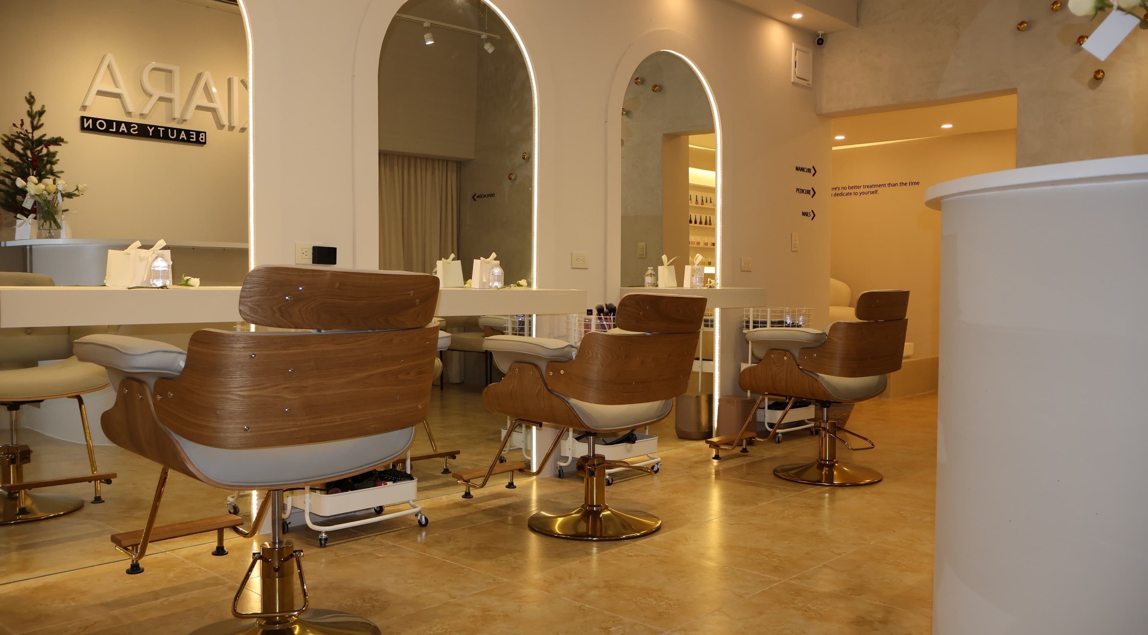 Interior de Kiara salone en Fraijanes, Guatemala, GT: sillas elegantes y espejo iluminado.