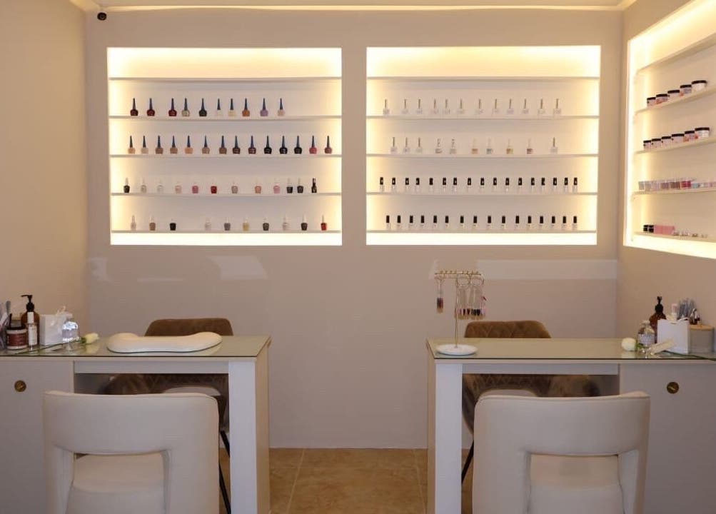 Estación de manicura elegante en Kiara salone, Fraijanes, Guatemala, GT, mostrando esmaltes y comodidad.