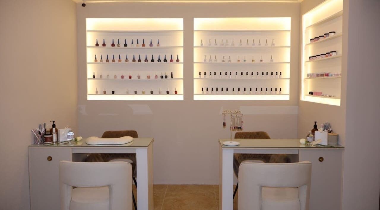 Estación de manicura elegante en Kiara salone, Fraijanes, Guatemala, GT, mostrando esmaltes y comodidad.