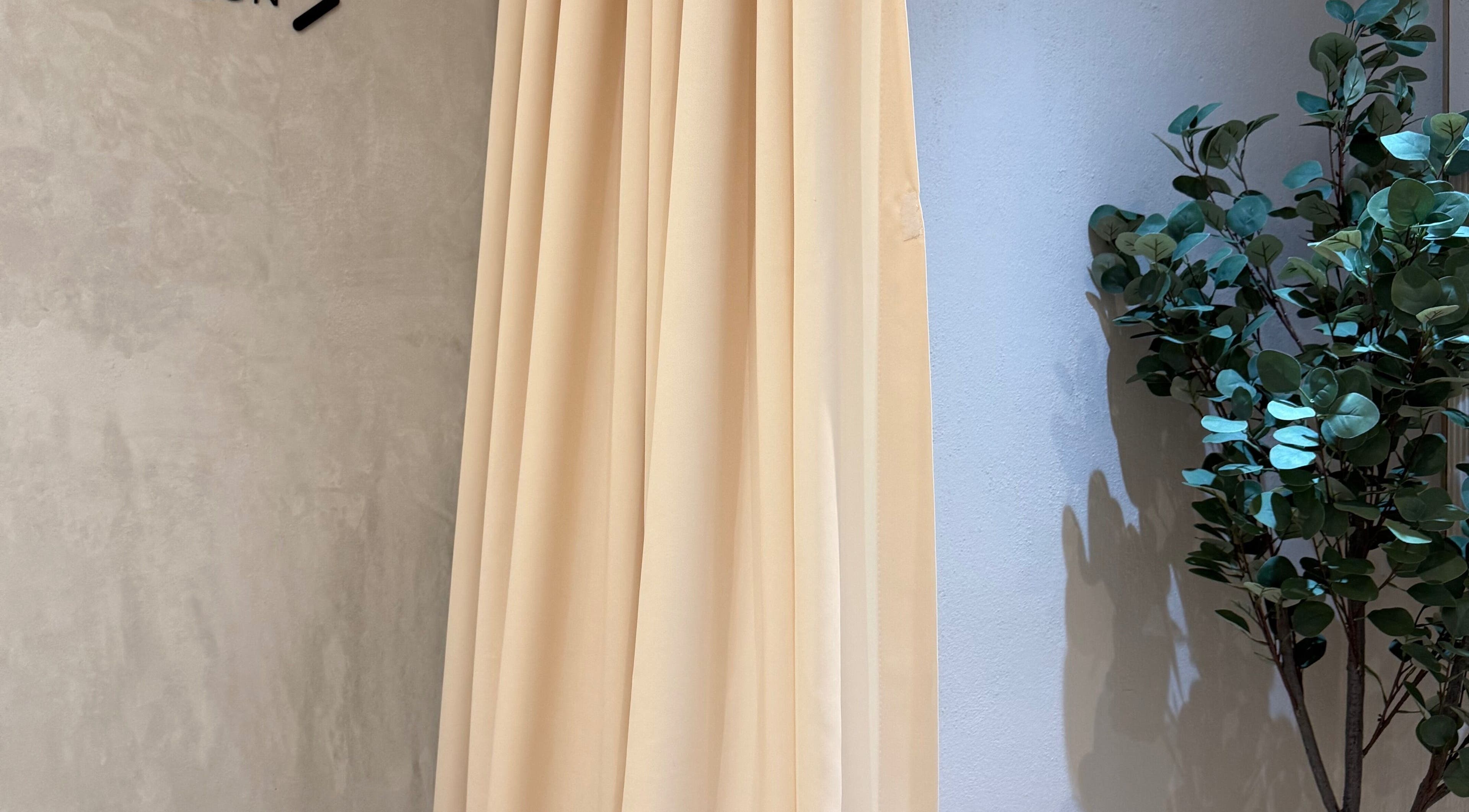 Espacio acogedor en Kiara Salone, Fraijanes, Guatemala, GT, con cortinas beige y planta decorativa.