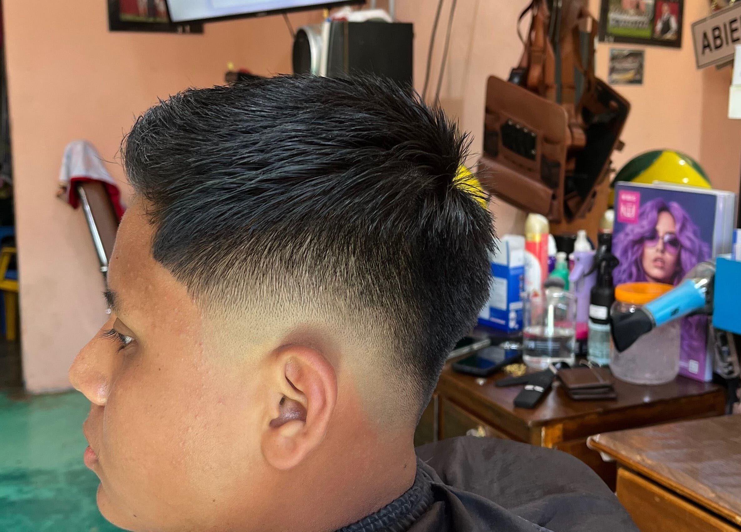 Corte de cabello estilizado en Warriors studio, Chiapas, Chiapas, MX, mostrando un degradado moderno.