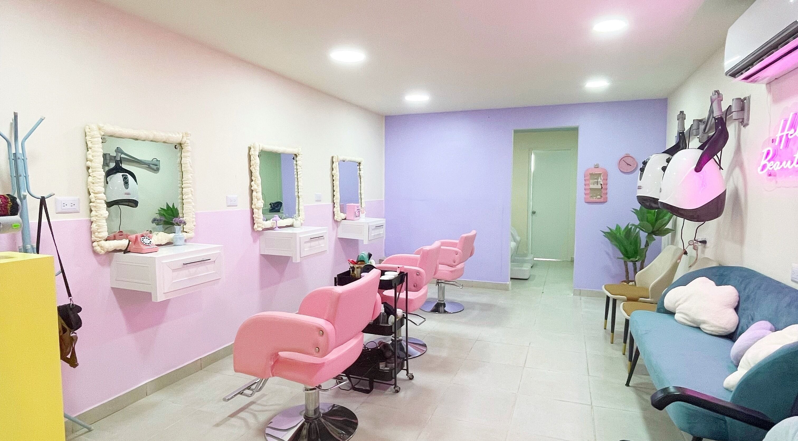 Interior de Maxibelle Beauty en Santiago De Los Caballeros, DO con sillas rosadas y espejos modernos.