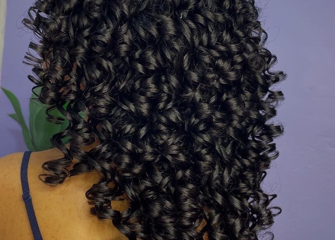 Cabello rizado y brillante en Maxibelle Beauty, Santiago De Los Caballeros, Santiago, DO.