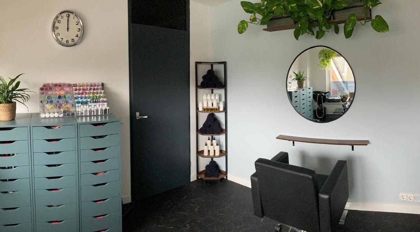 Interieur van Salon 3, NL met moderne inrichting, stoel en spiegel voor schoonheidssessies.