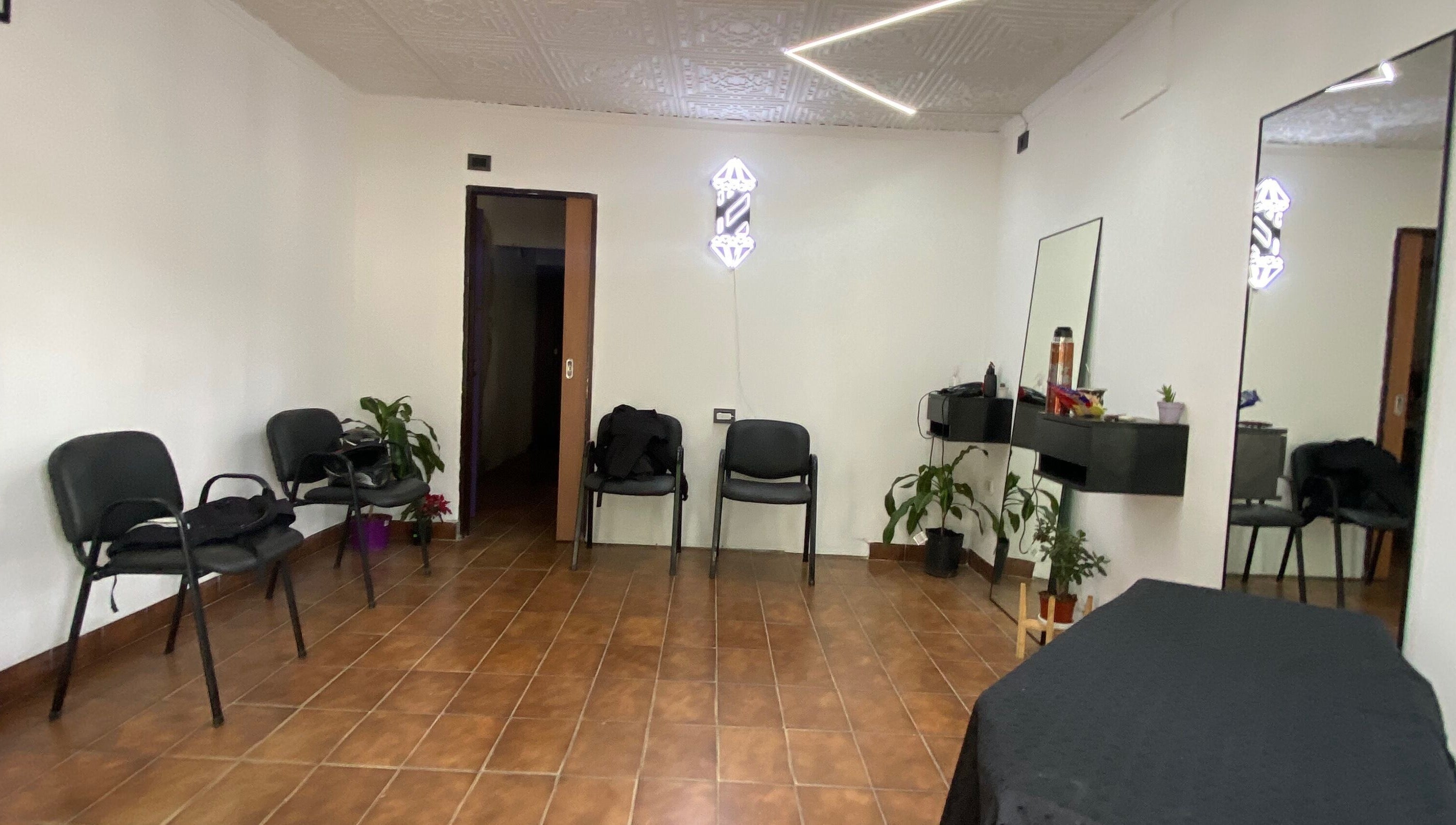 Interior moderno de Vortex Hairstudio en Rosario, Santa Fe, AR con decoración minimalista y cómodo mobiliario.