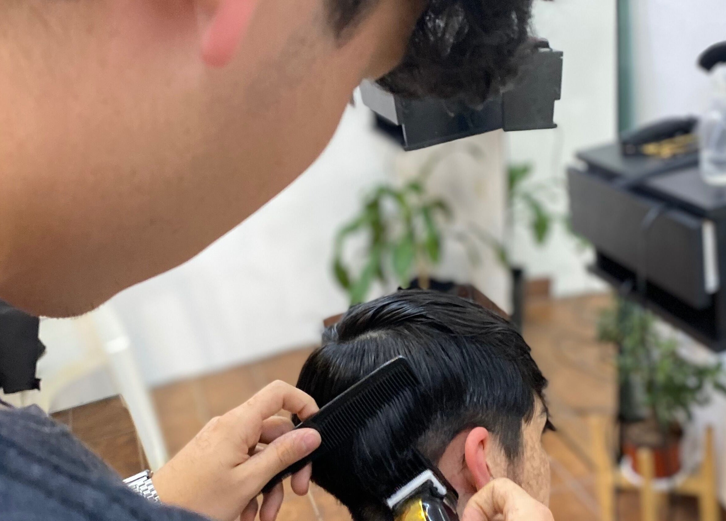 Barbero realizando corte de cabello en Vortex Hairstudio, Rosario, Santa Fe, AR.