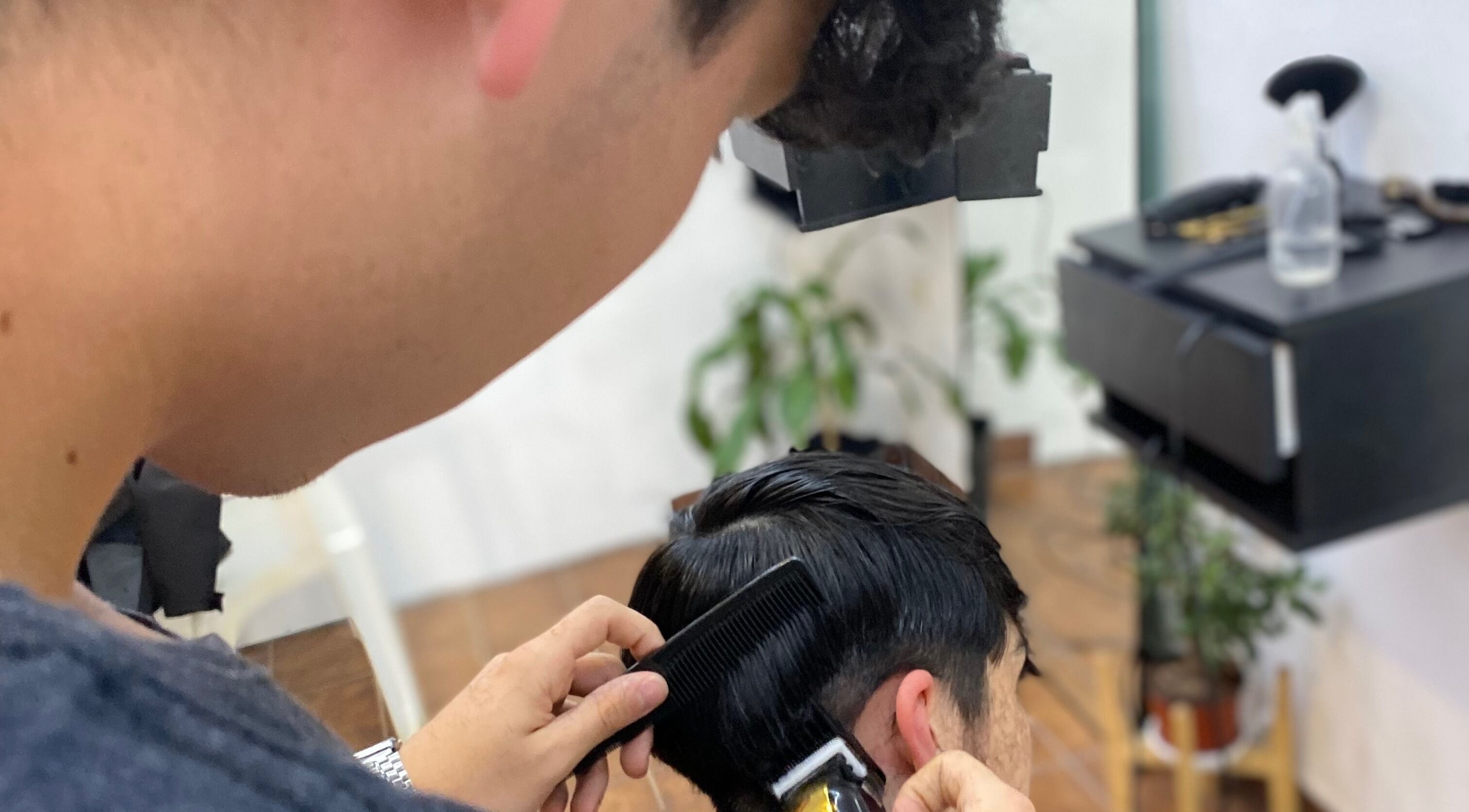 Barbero realizando corte de cabello en Vortex Hairstudio, Rosario, Santa Fe, AR.