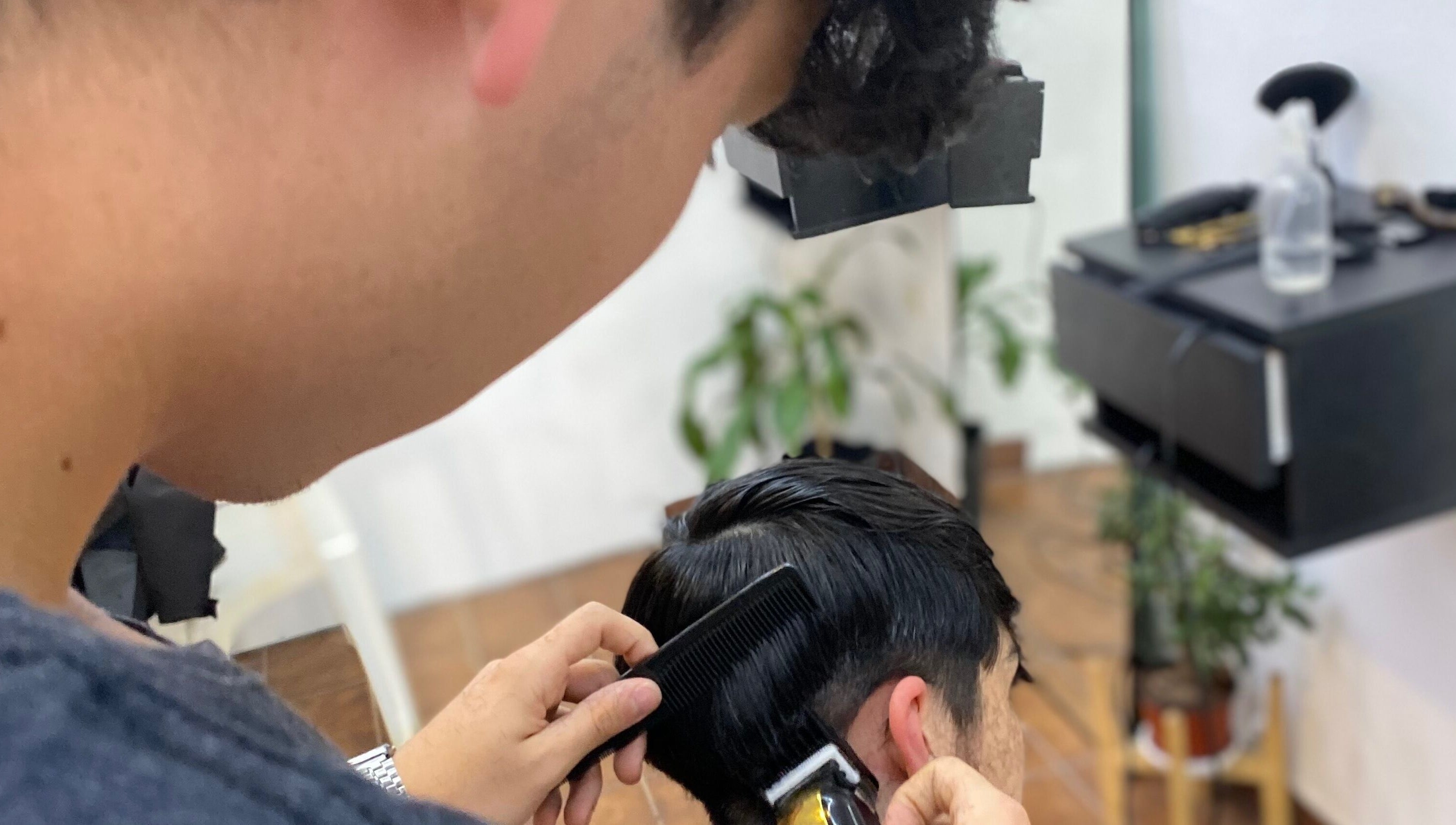 Estilista realiza corte moderno en Vortex Hairstudio, Rosario, Santa Fe, AR.