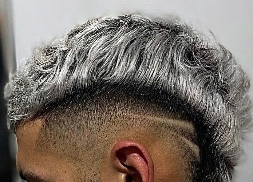 Corte moderno en Vortex Hairstudio, Rosario, Santa Fe, AR. Estilo gris con toque contemporáneo y elegante.