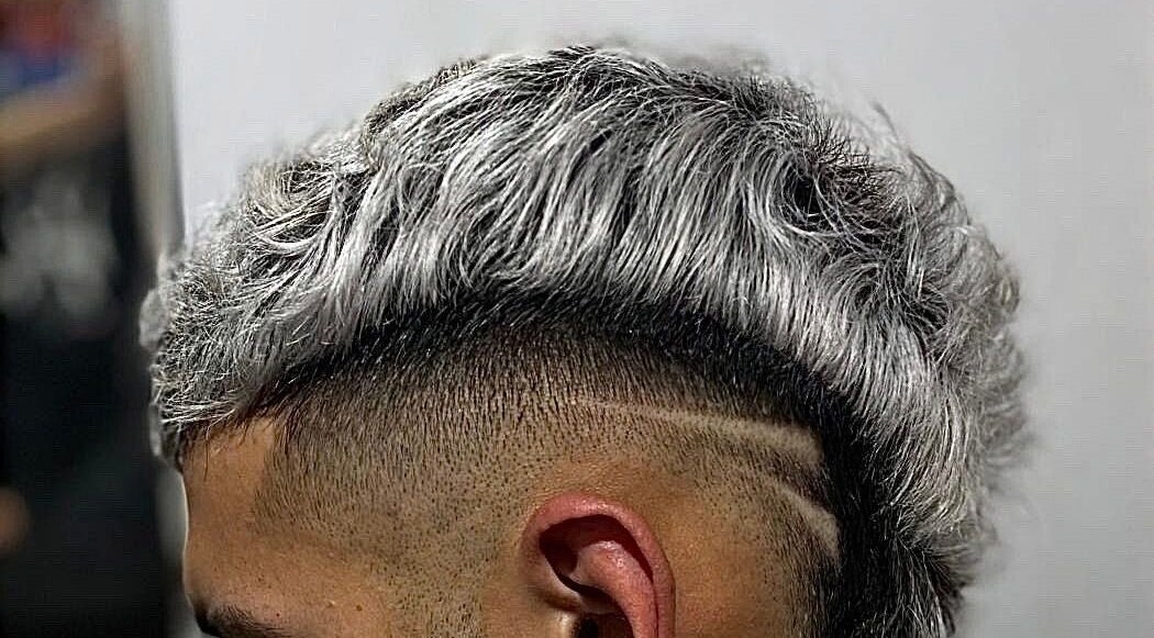 Corte moderno en Vortex Hairstudio, Rosario, Santa Fe, AR. Estilo gris con toque contemporáneo y elegante.