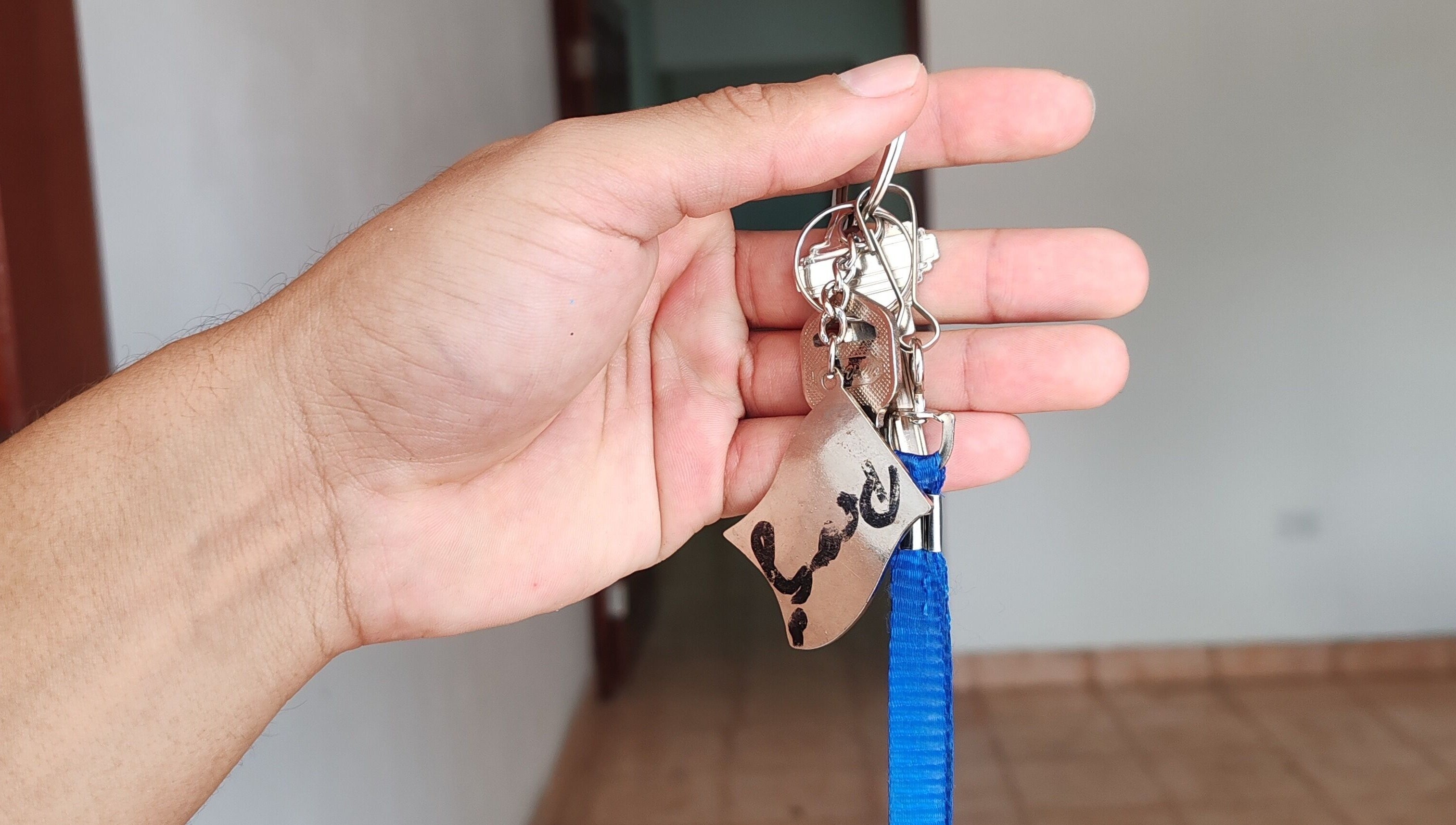 Llave colgante con correa azul en Grafito Concept, Provincia De Los Santos, PA.