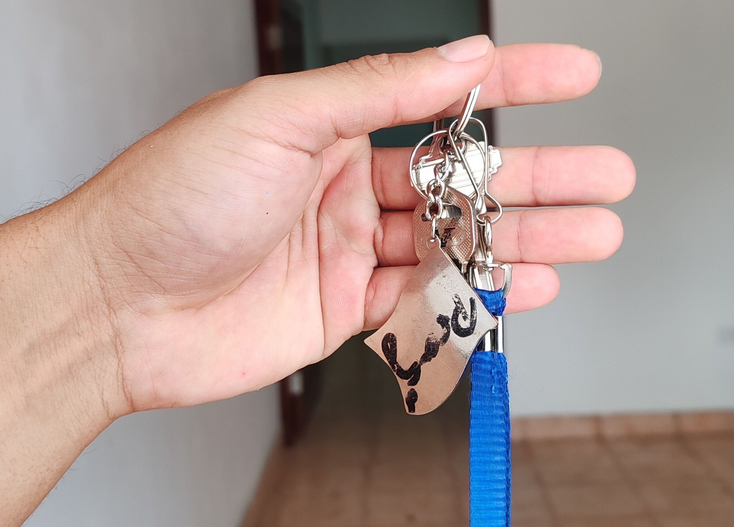 Llave colgante con correa azul en Grafito Concept, Provincia De Los Santos, PA.