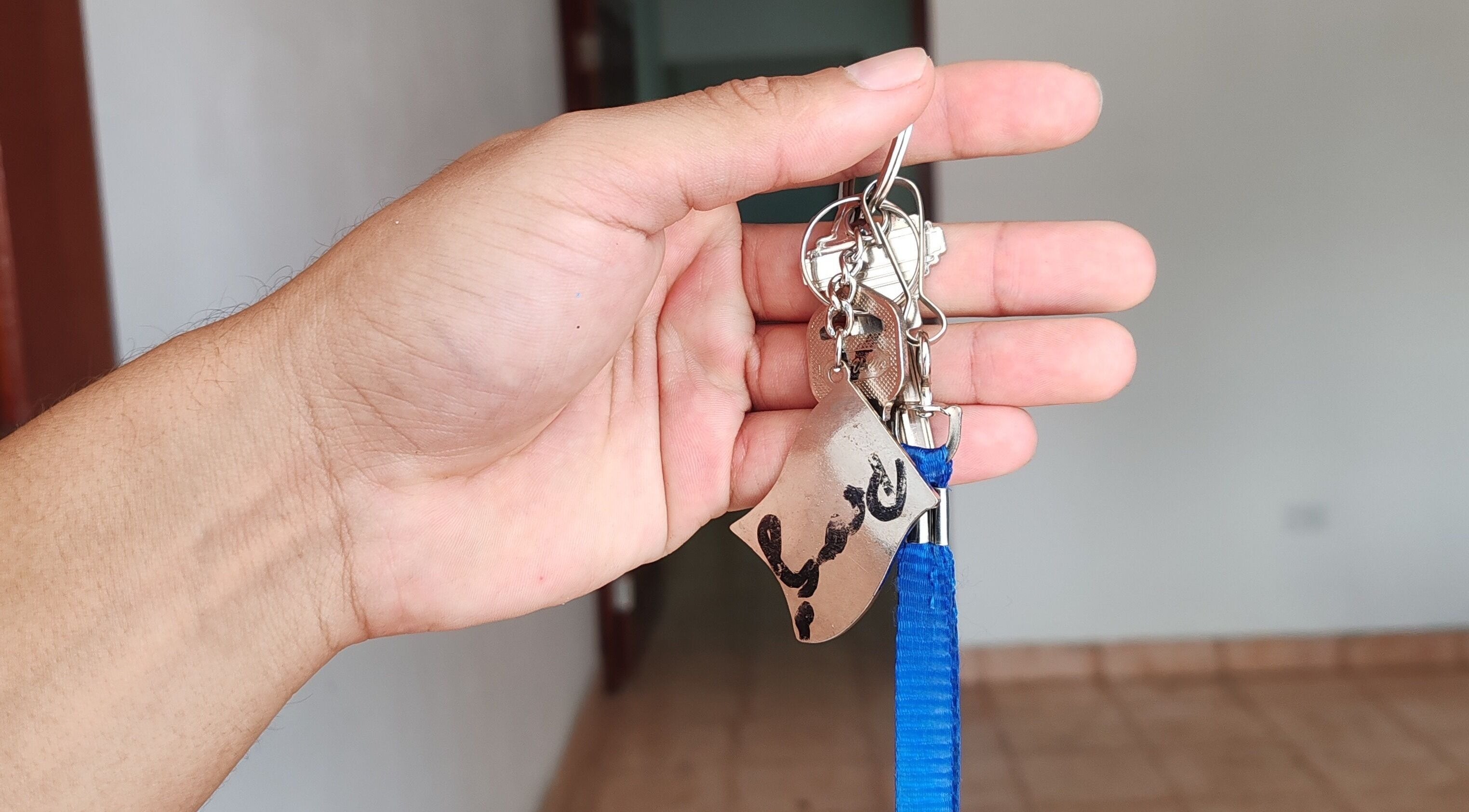 Llave colgante con correa azul en Grafito Concept, Provincia De Los Santos, PA.