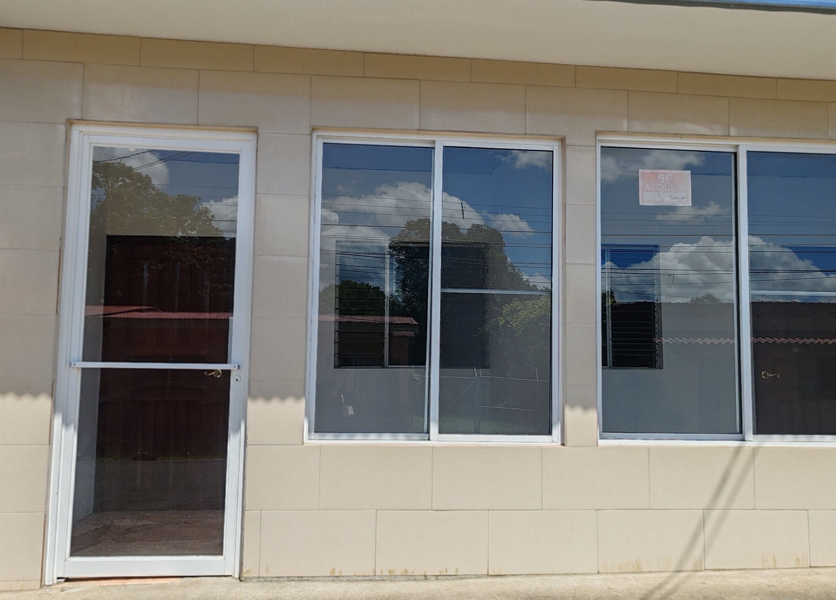 Fachada moderna de Grafito Concept en Provincia De Los Santos, PA, con grandes ventanas y puerta blanca.