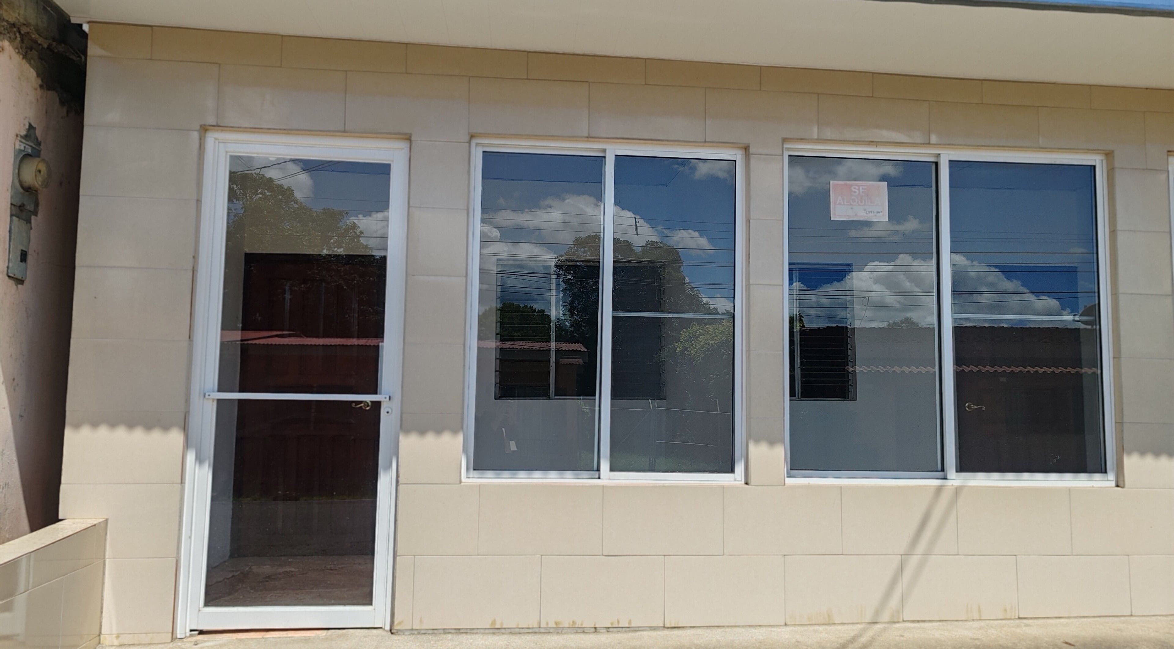 Fachada moderna de Grafito Concept en Provincia De Los Santos, PA, con grandes ventanas y puerta blanca.