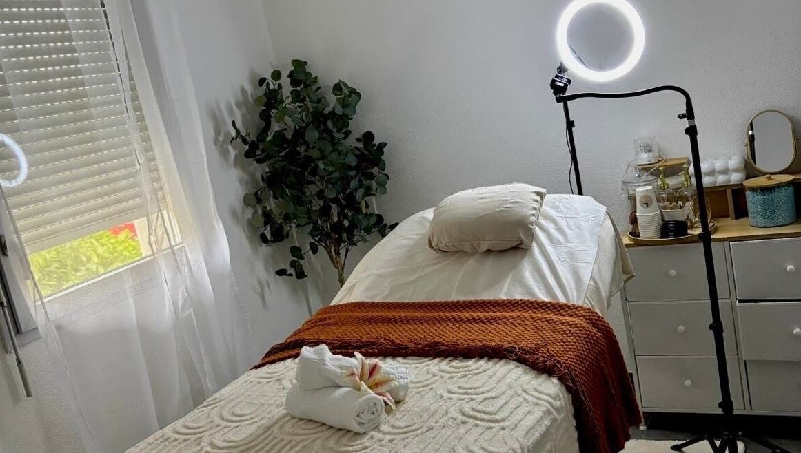 Salle de détente à Casa Bella Mar, Toulouse, Occitanie, FR, avec lit de massage et lumière douce.