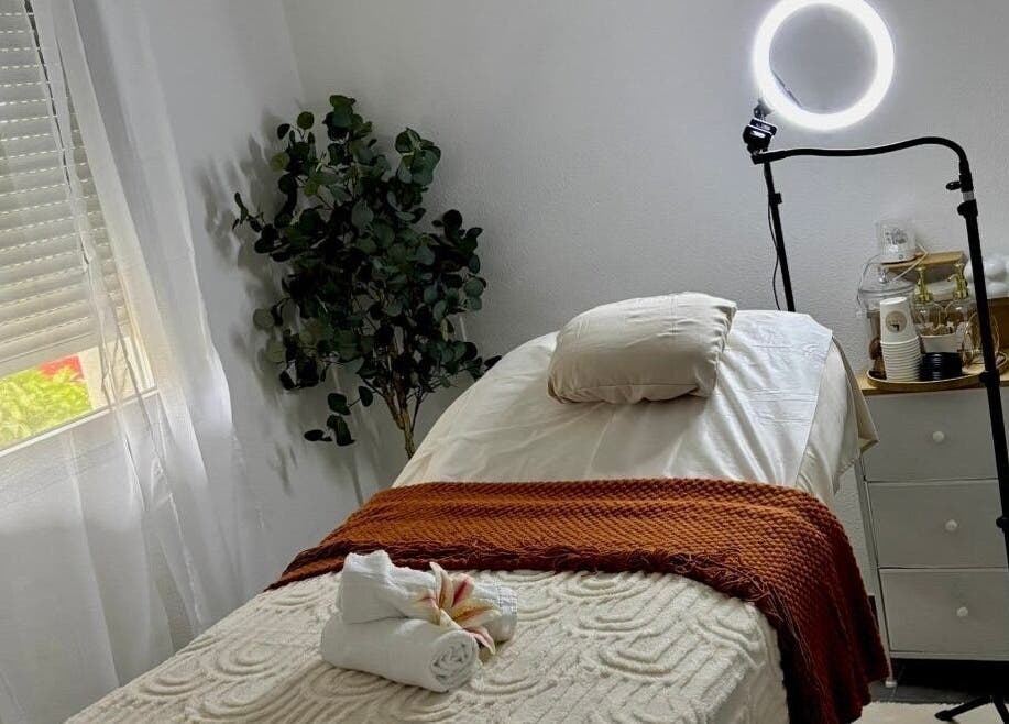 Salle de détente à Casa Bella Mar, Toulouse, Occitanie, FR, avec lit de massage et lumière douce.