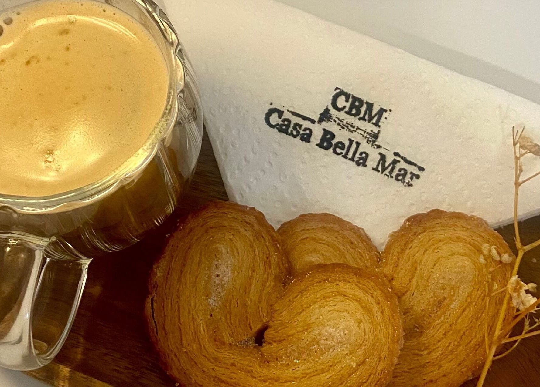 Café crémeux et viennoiserie à Casa Bella Mar, Toulouse, Occitanie, FR.