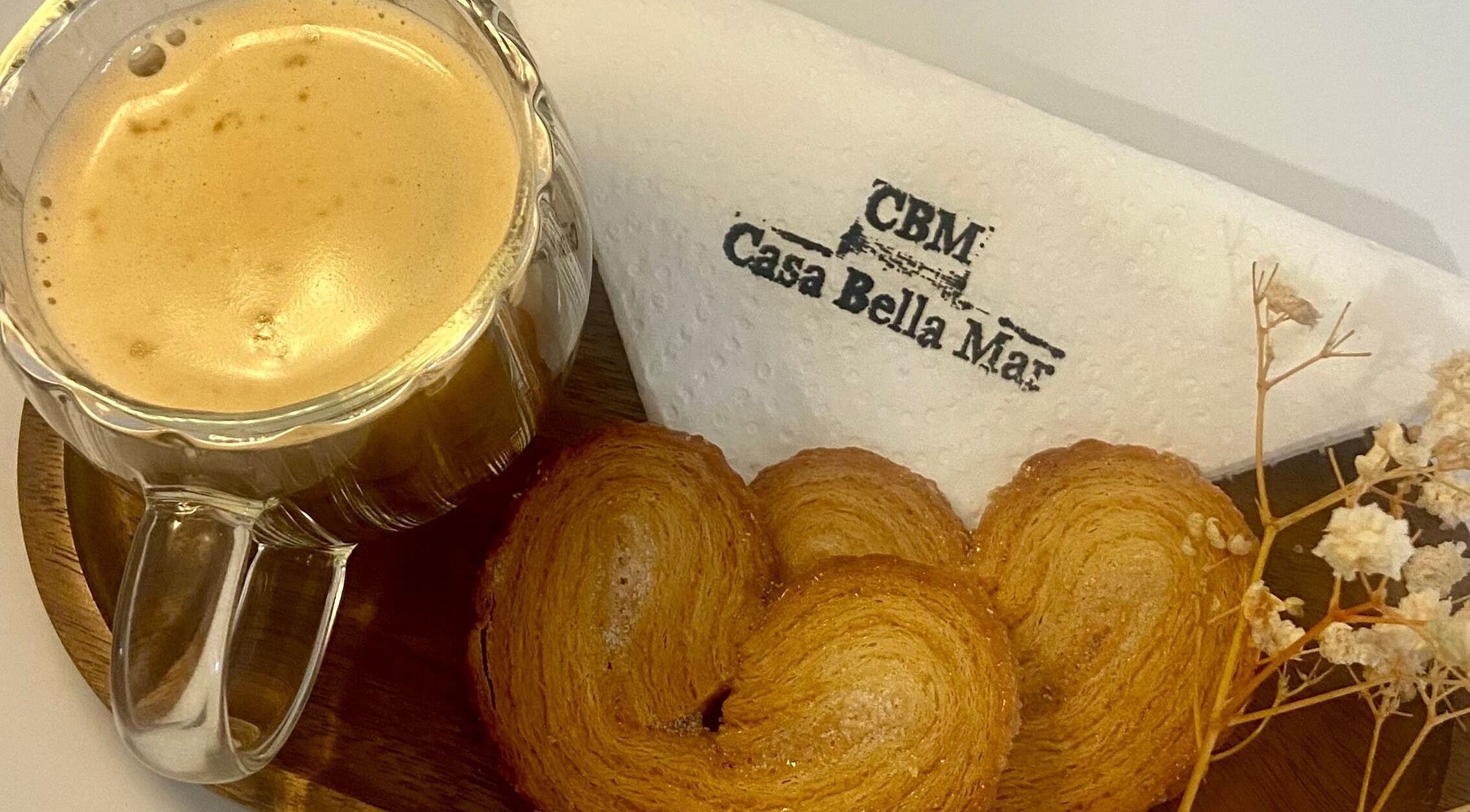 Café crémeux et viennoiserie à Casa Bella Mar, Toulouse, Occitanie, FR.