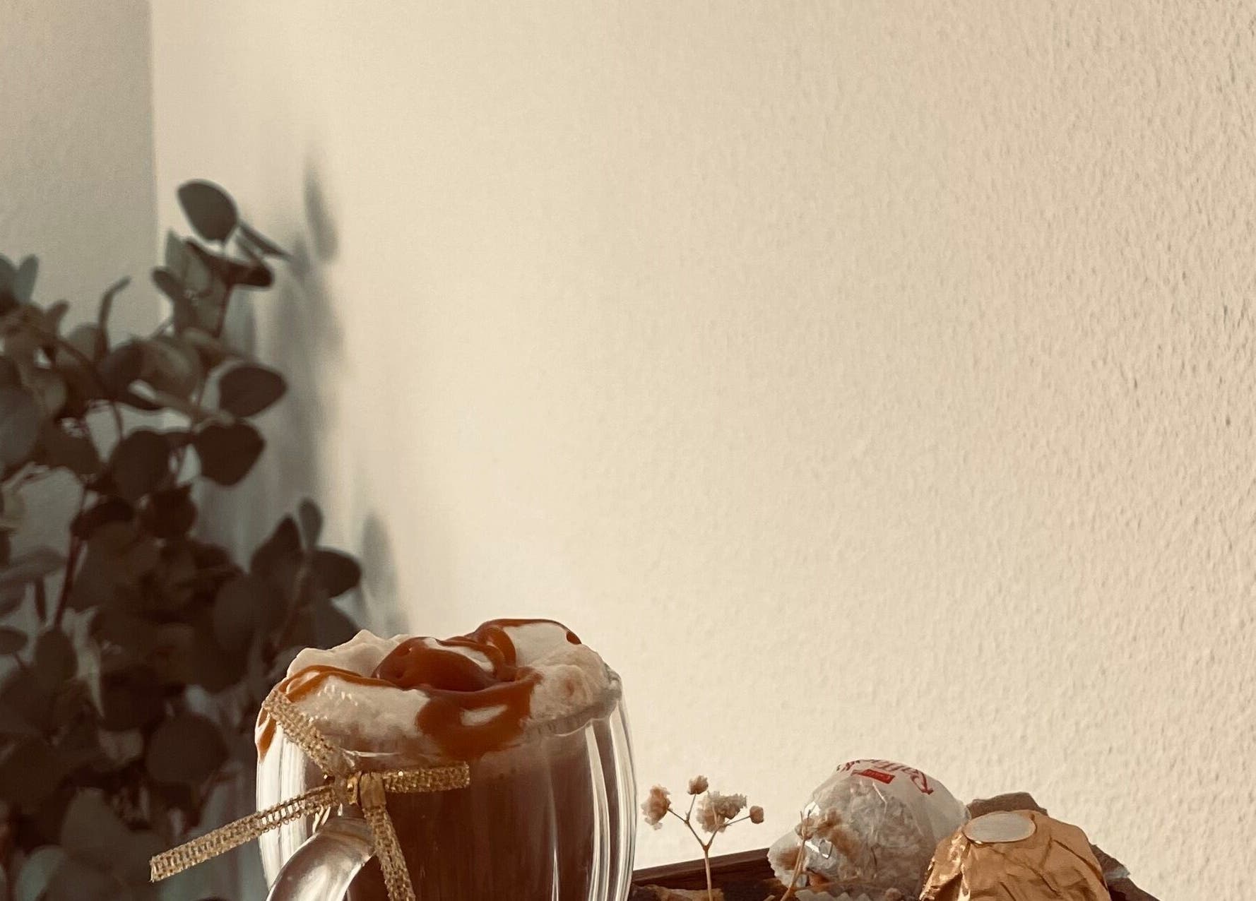 Tasse de café élégante au Casa Bella Mar, Toulouse, Occitanie, FR avec une plante en arrière-plan.