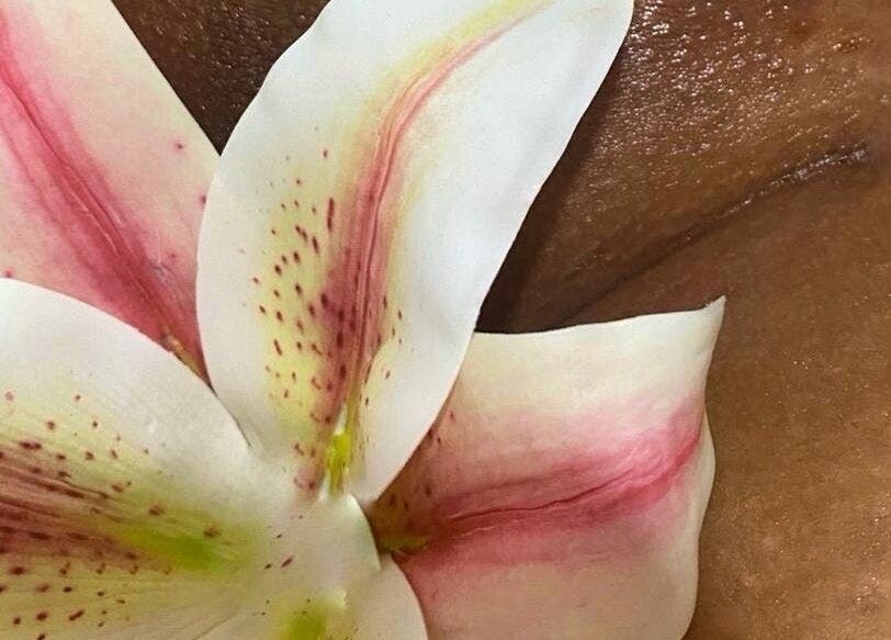 Fleur délicate sur la peau, soin à Casa Bella Mar, Toulouse, Occitanie, FR