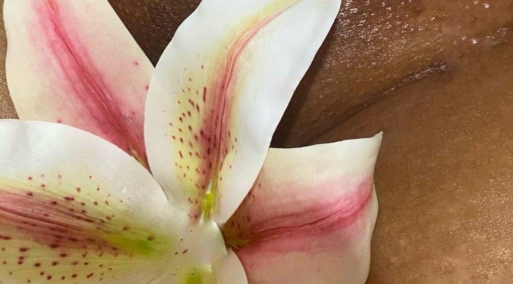 Fleur délicate sur la peau, soin à Casa Bella Mar, Toulouse, Occitanie, FR