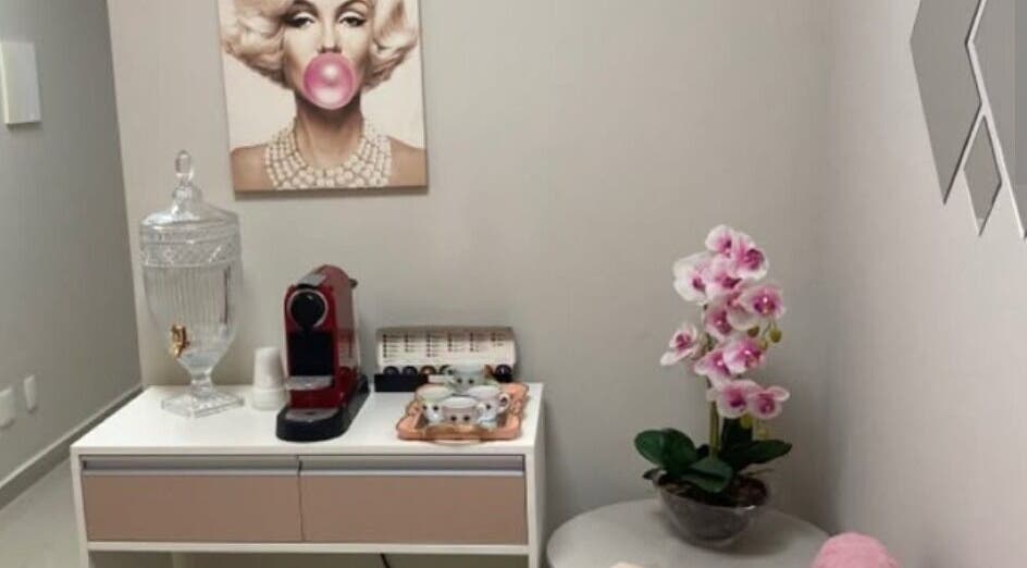 Espaço acolhedor do Gabriela Lash Studio em Recardães, Aveiro, PT, com orquídea e máquina de café.