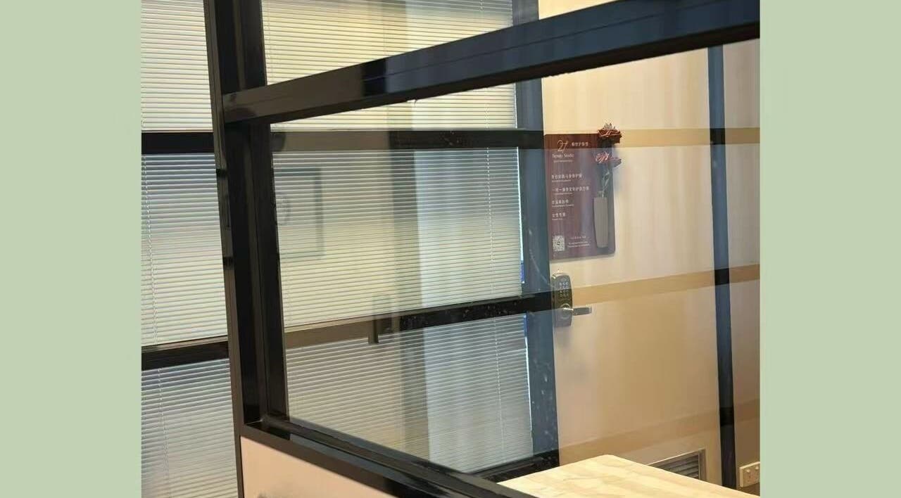 27 Beauty Studio在墨尔本的现代化玻璃入口，欢迎客人踏入。