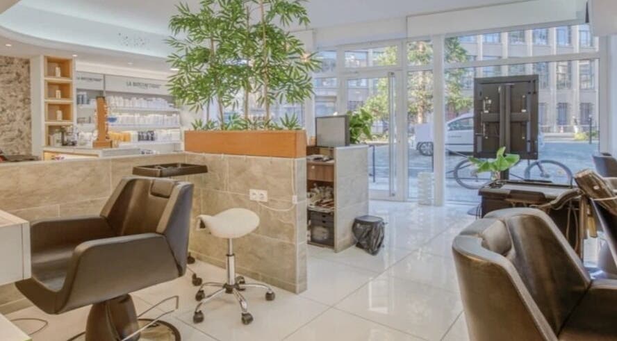 Interior of Johann Bartoche Alchimiste Capillaire, Boulogne-billancourt, Île-de-france, FR. Elegant salon chairs and decor.