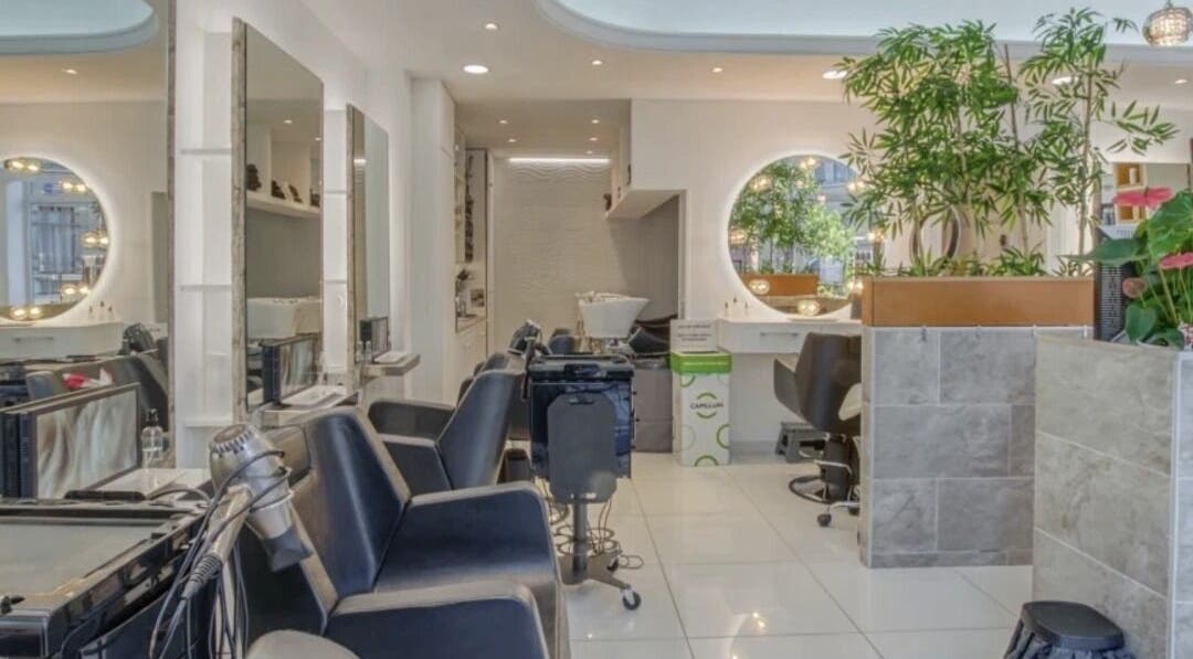 Intérieur moderne de Johann Bartoche Alchimiste Capillaire à Boulogne-billancourt, Île-de-france, FR.