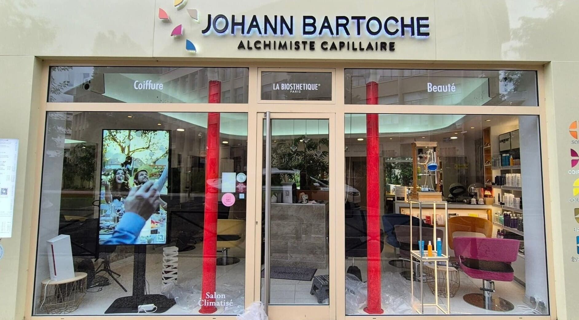 Façade du Johann Bartoche Alchimiste Capillaire à Boulogne-billancourt, Île-de-France, FR avec intérieur visible.