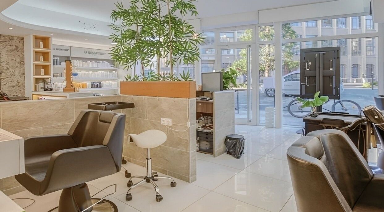 Intérieur moderne du salon Johann Bartoche Alchimiste Capillaire à Boulogne-billancourt, Île-de-france, FR.