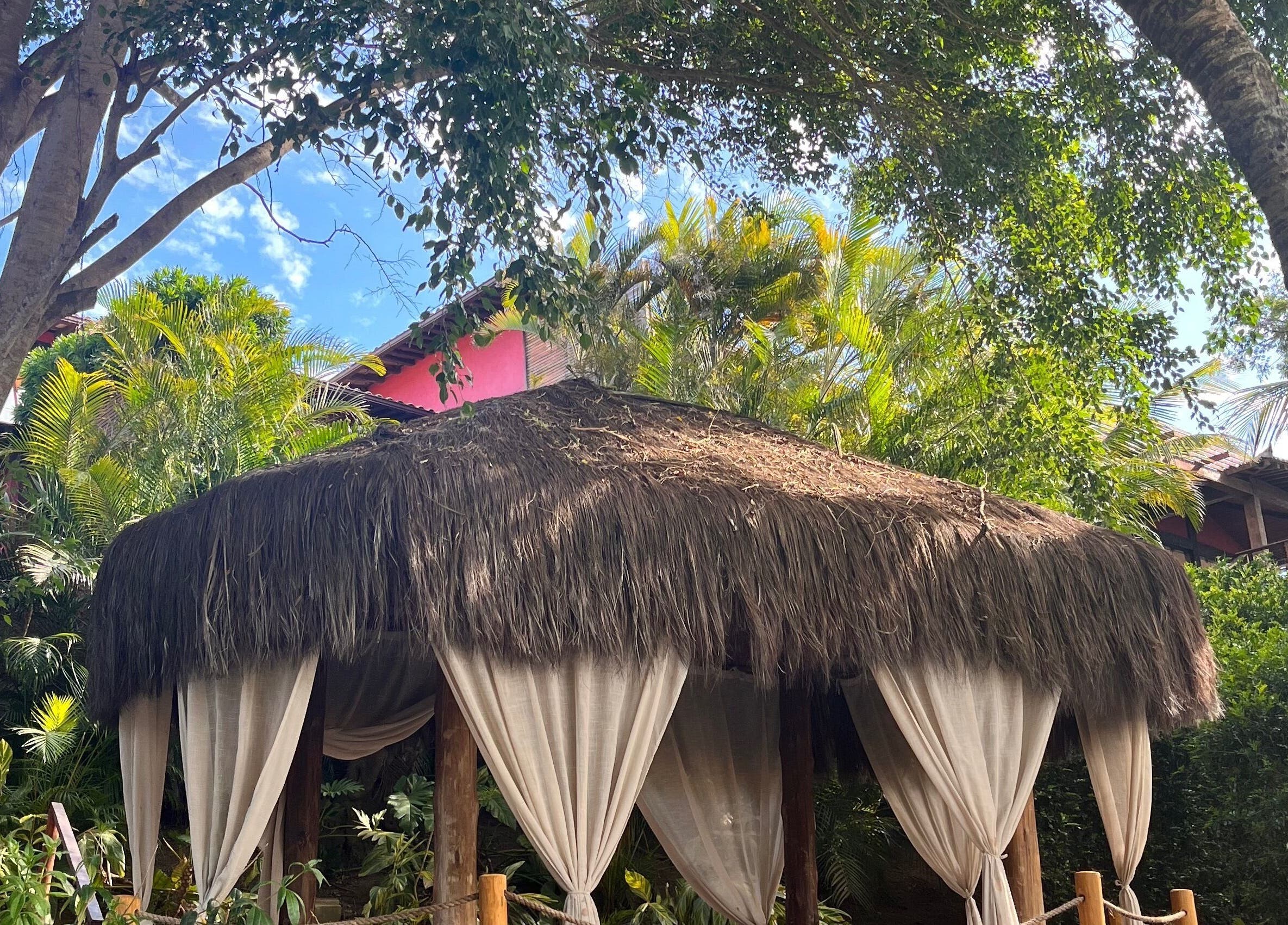 Pavilhão natural no Spa Josefina Massagens, Rio De Janeiro, BR rodeado por vegetação exuberante.