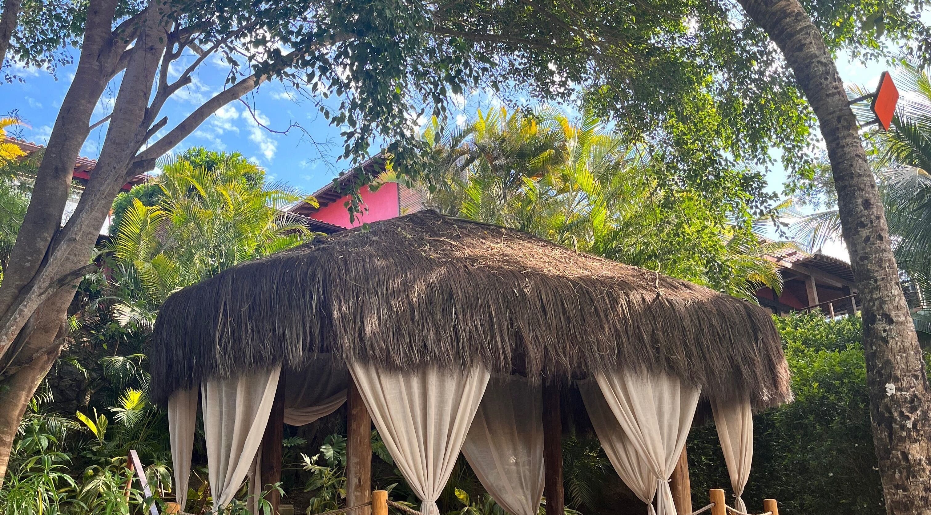 Pavilhão natural no Spa Josefina Massagens, Rio De Janeiro, BR rodeado por vegetação exuberante.