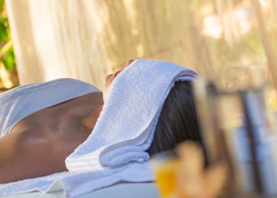 Relaxamento no Spa Josefina Massagens em Rio de Janeiro, BR, durante tratamento ao ar livre.