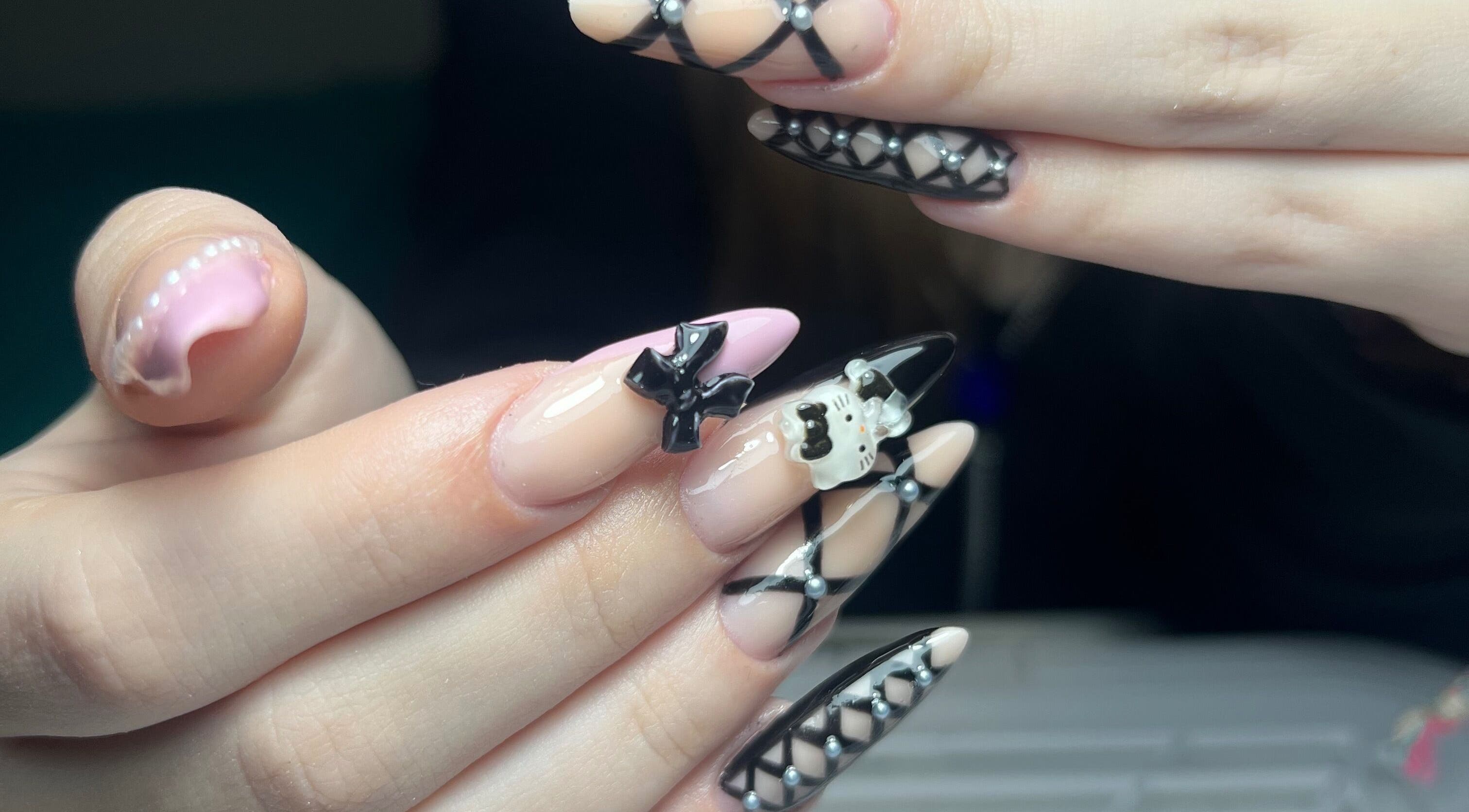 Stylowe paznokcie z artystycznym wzorem w BosiaNails&Lashes w Koszalin, Województwo Zachodniopomorskie, PL.