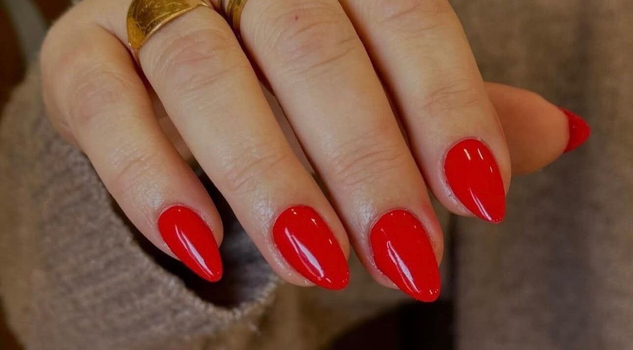 Manucure élégante avec vernis rouge à Douceur de Lisy, Courthézon, Provence-alpes-côte D'azur, FR.