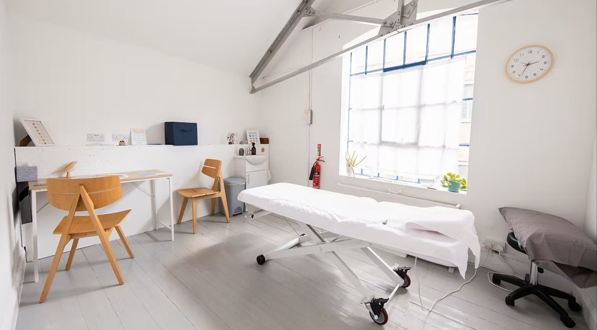 Bright therapy room at Venus Holistic Therapies, Prana Voice, London, England, GB with table and chairs.