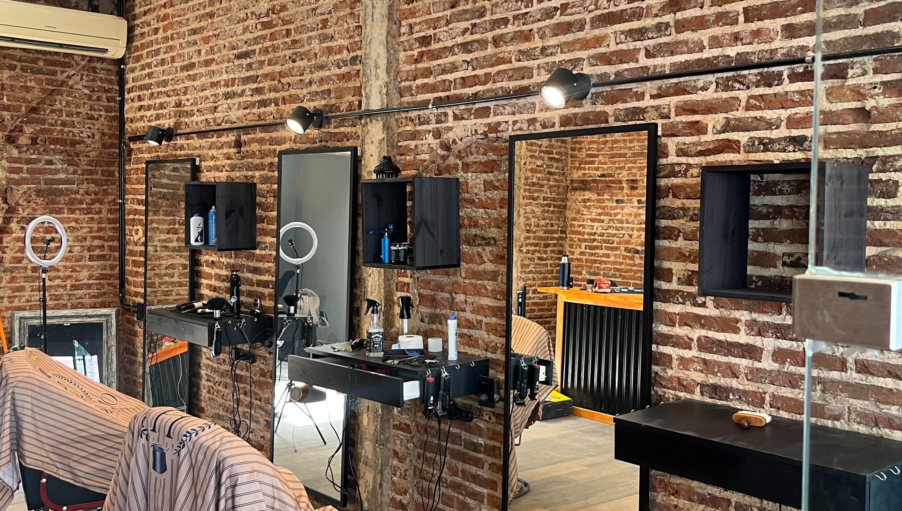 Interior del HÜOMO BARBIERE CLUB en Buenos Aires, Ciudad Autónoma De Buenos Aires, AR, con estilo industrial.