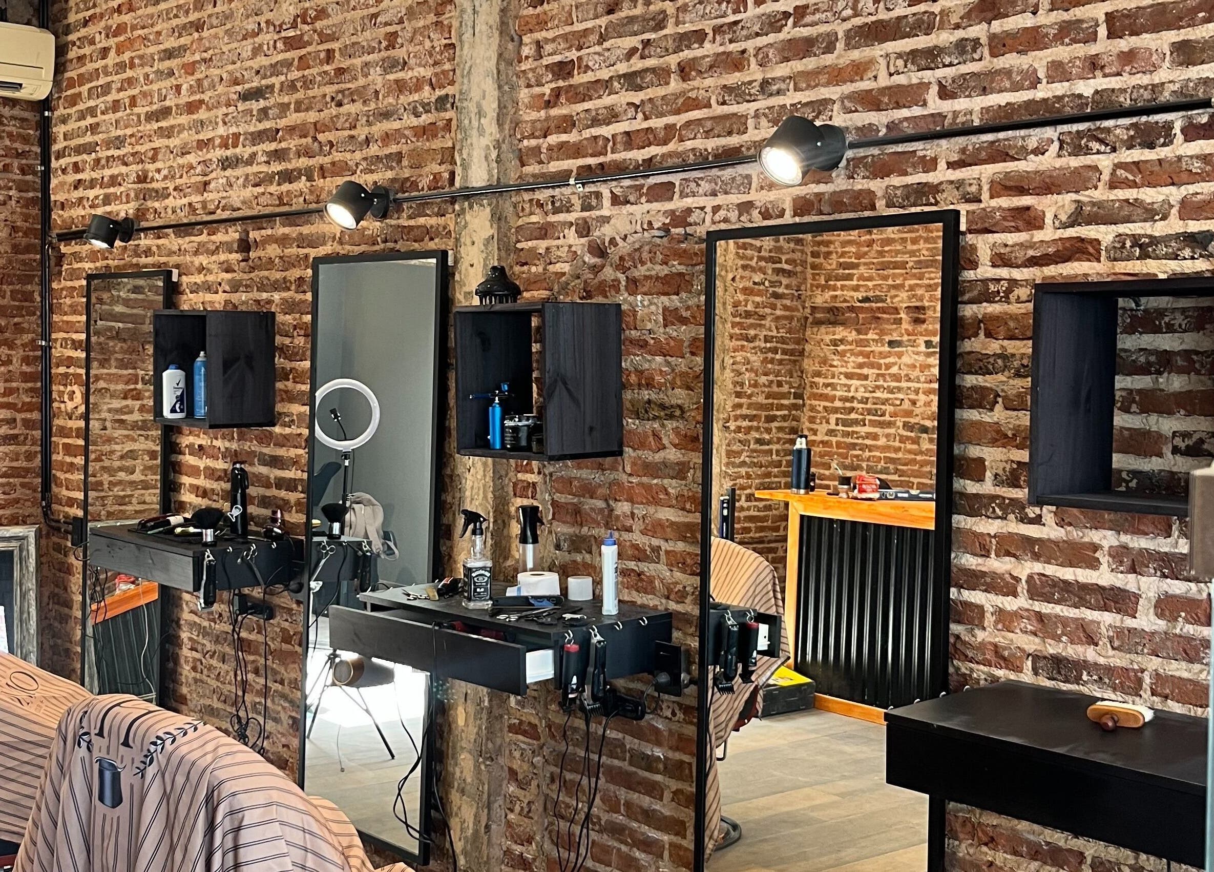 Interior del HÜOMO BARBIERE CLUB en Buenos Aires, Ciudad Autónoma De Buenos Aires, AR, con estilo industrial.