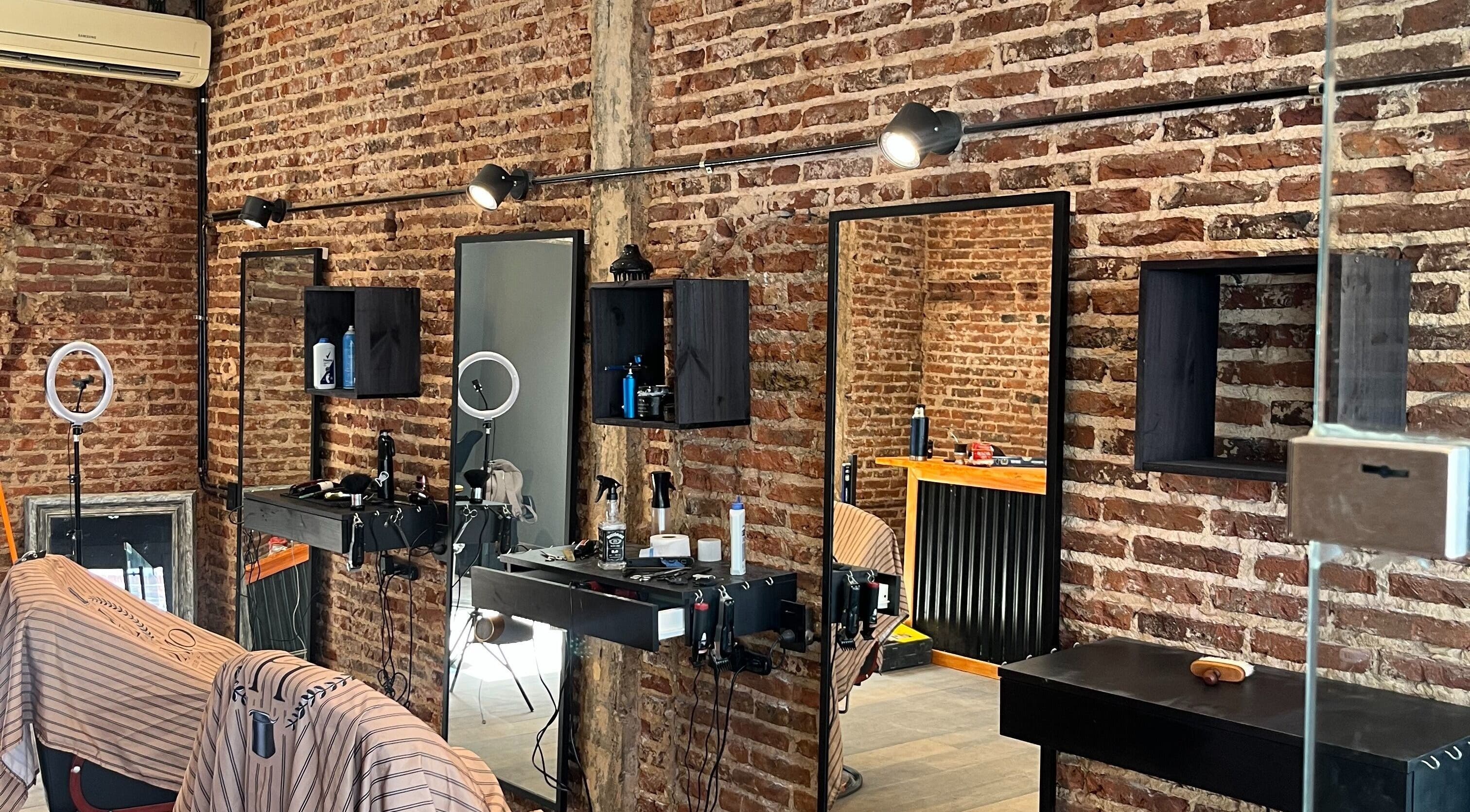 Interior del HÜOMO BARBIERE CLUB en Buenos Aires, Ciudad Autónoma De Buenos Aires, AR, con estilo industrial.