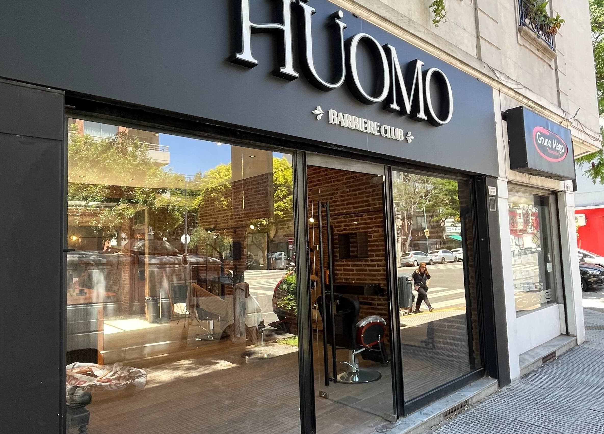 Entrada moderna de HÜOMO BARBIERE CLUB en Buenos Aires, Ciudad Autónoma De Buenos Aires, AR.