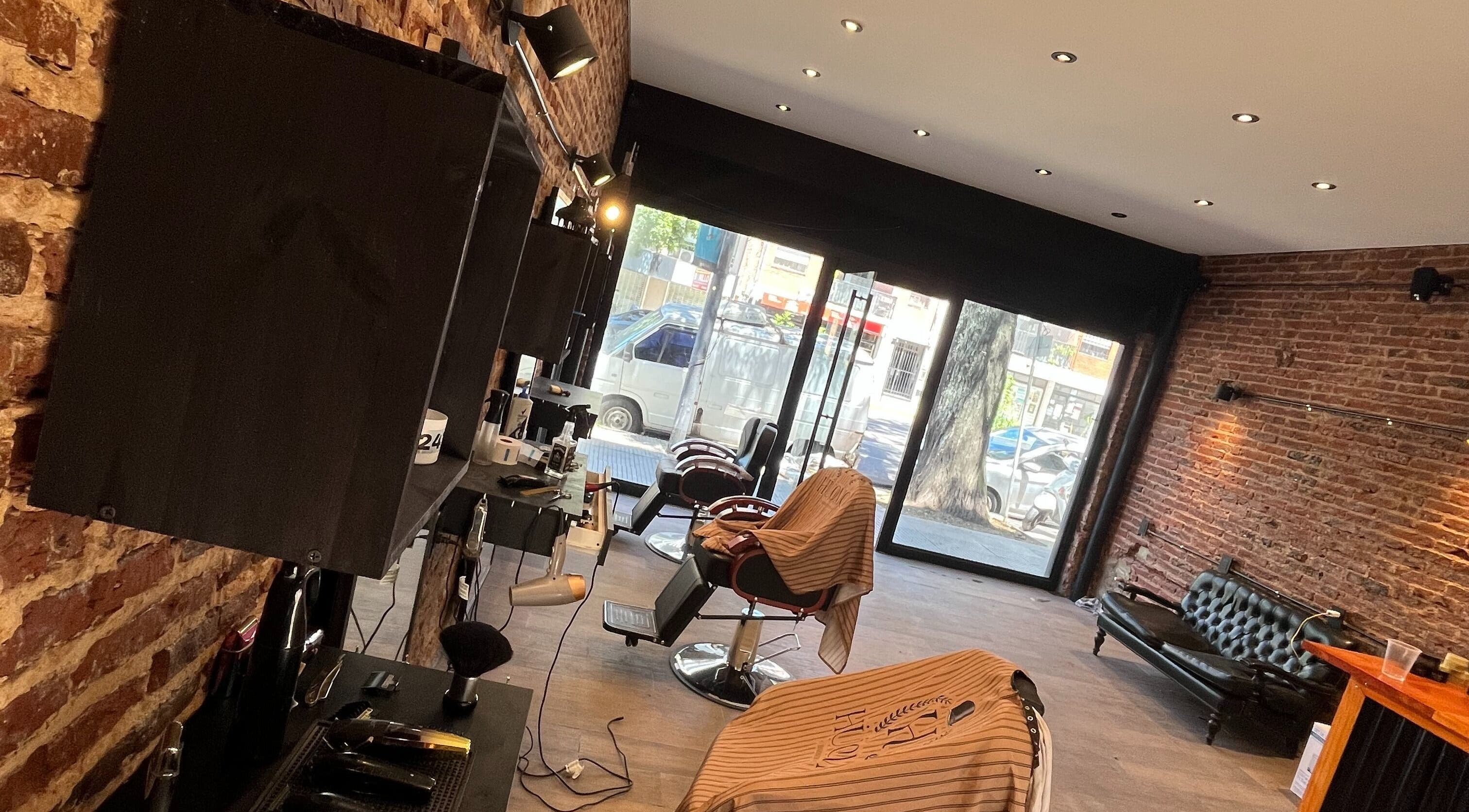 Interior de HÜOMO BARBIERE CLUB en Buenos Aires, Ciudad Autónoma De Buenos Aires, AR, con sillas y decoración moderna.